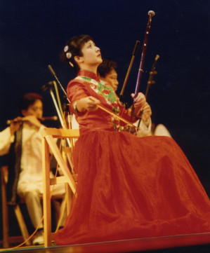 Yang Ying performing with Central Song and Dance Ensemble